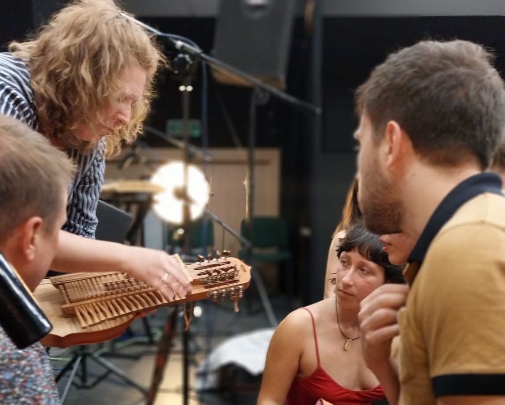 Anna Kołodziej prezentuje instrument kilku młodym osobom z widowni po koncercie.