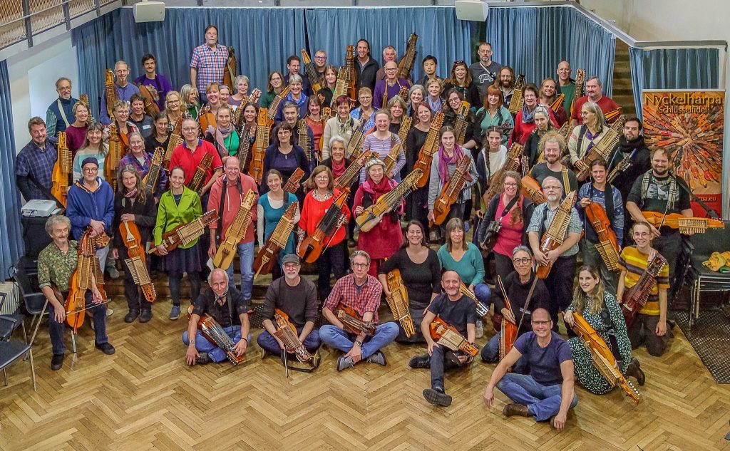 Ogromna liczba muzyków z instrumentami pozuje do zdjęcia dokumentującego warsztaty w Niemczech, w centrum Olov Johansson