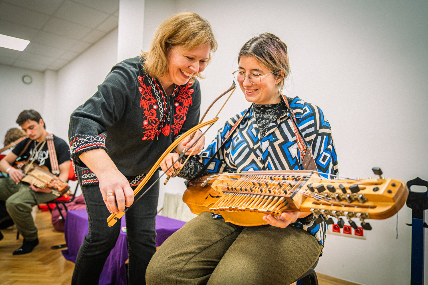 Anna Kołodziej podczas warsztatów gry na nyckelharpie w Lublinie 2025 rok.