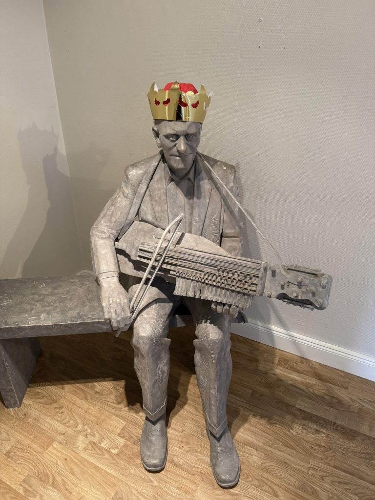 Posąg, pomnik Erica Sahlstroma w pozycji siedzącej