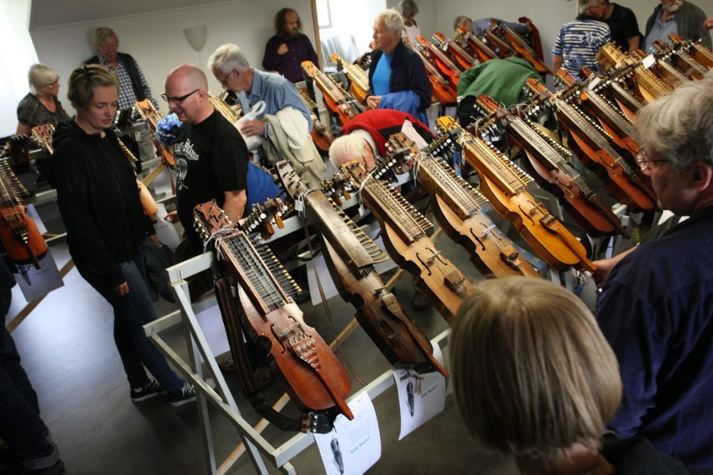 Kadr przedstawia instrumenty na wystawie w Osterby